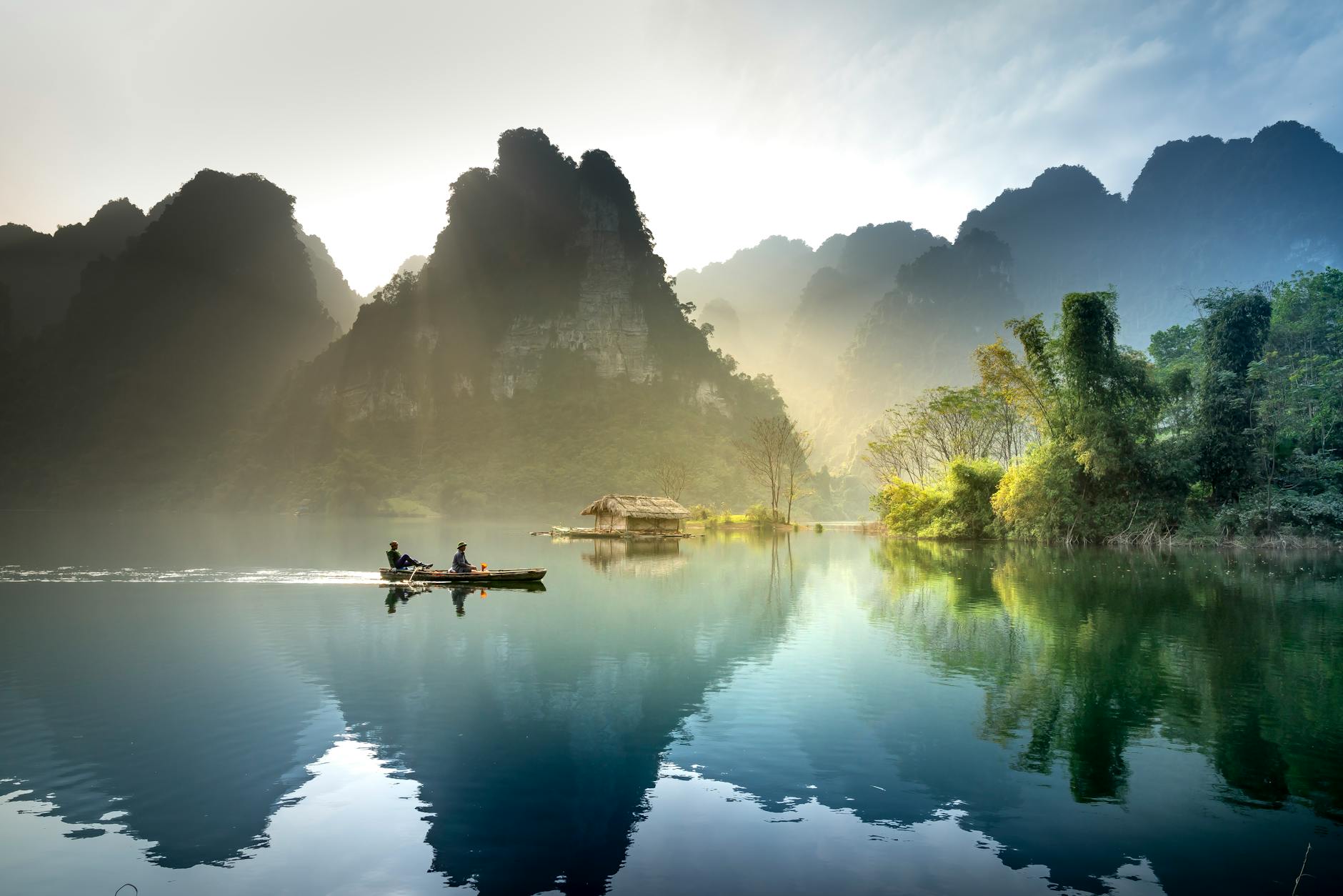 Hạnh Phúc Thật Sự Nằm Trong Những Điều Giản Đơn: Triết Lý Sống Chậm Giúp Bạn Tìm Lại Bình Yên